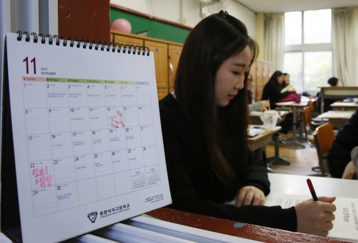지난 13일, 서울 종로구 풍문여고 3학년 학생들이 올 대학수학능력시험 전 마지막 모의고사인 전국연합학력평가 시험을 치르고 있다. - 동아일보DB 제공